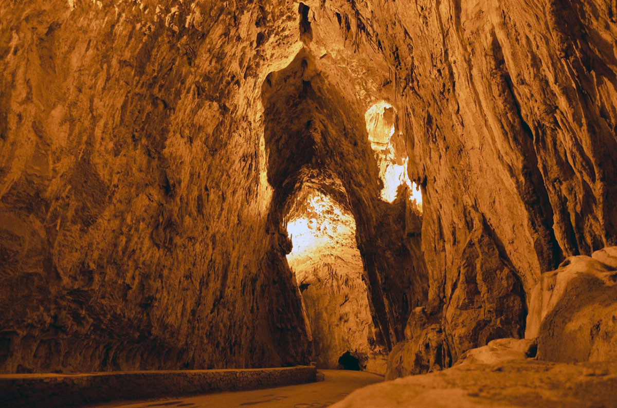 Ruta por la costa de Asturias; Cuevas del Agua, Gulpiyuri y San Antolin de Bedon